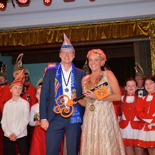 Bürgermeister Otto Steinkamp überreicht Prinzessin Ute I. den symbolischen Rathausschlüssel. Bürgermeister Otto Steinkamp überreicht Prinzessin Ute I. den symbolischen Rathausschlüssel.