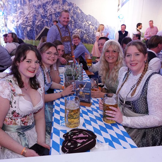 Ob als private Gruppe oder als Unternehmen, in den „Wiesnboxen“ lässt sich zünftig feiern. Eine Gruppe feiert in einer Wiesnbox auf dem Hollager Oktoberfest.