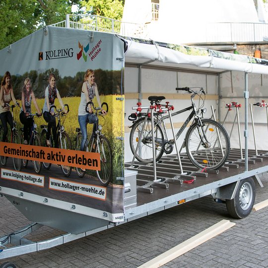 Der Fahrradanhänger bietet Platz für 16 Fahrräder.