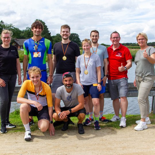 Martina Unland und Alexander Kühl (Kolpingsfamilie Hollage) sowie Doris Wächter (terre des hommes) mit den Bestplatzierten des Kanal-Cups 2023. Gruppenfoto mit den schnellsten Teilnehmenden und den Organisatoren.