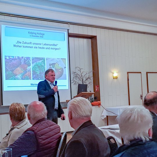 Werner Wahmhoff spricht beim Kolping-Gedenktag über die Lebensmittelproduktion.