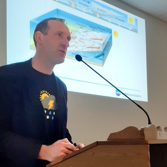Dipl.-Meteorologe Friedrich Föst spricht über den Wahrheitsgehalt von Bauernregeln. Dipl.-Meteorologe Friedrich Föst bei seinem Vortrag.