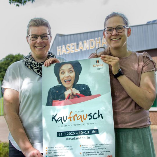 Martina Unland (links) und Janina Bode mit dem Plakat für den nächsten „Kaufrausch“ am 21. September. Martina Unland und Janina Bode mit dem Plakat für den nächsten „Kaufrausch“ vor der Haselandhalle.