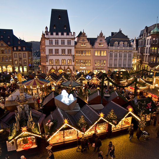 Auf dem mittelalterlichen Hauptmarkt in Trier lädt ein zauberhafter Weihnachtsmarkt zum Verweilen ein. Foto: Christian Millen / Trier Tourismus und Marketing GmbH