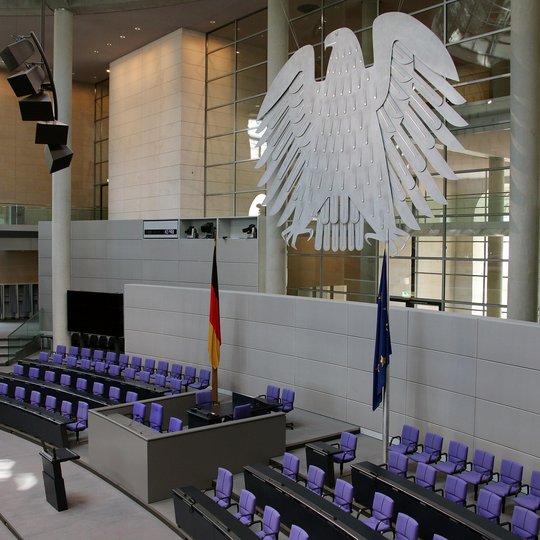 Blick in den Plenarsaal des Deutschen Bundestags. Foto: moerschy / Pixabay Symbolfoto