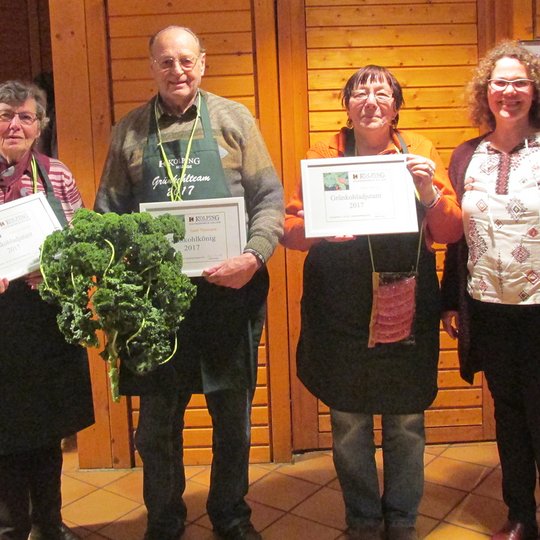 Das Grünkohlteam (von links): Adjutantin Anni Bockholt, Grünkohlkönig Josef Themann, Adjutantin Rosi Heinz und die bisherige Grünkohlkönigin Marika Sonneck. Das Grünkohlteam (von links): Adjutantin Anni Bockholt, Grünkohlkönig Josef Themann, Adjutantin Rosi Heinz und die bisherige Grünkohlkönigin Marika Sonneck.