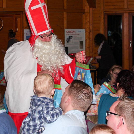 Große Geschenke für besonders brave Kolping-Kinder: St. Nikolaus hatte für jeden etwas dabei. Große Geschenke für besonders brave Kolping-Kinder: St. Nikolaus hatte für jeden etwas dabei.
