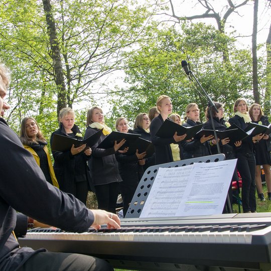 Musikalisch begleitete der Osnabrücker Chor „Yellow“ das Fest. Musikalisch begleitete der Osnabrücker Chor „Yellow“ das Fest.