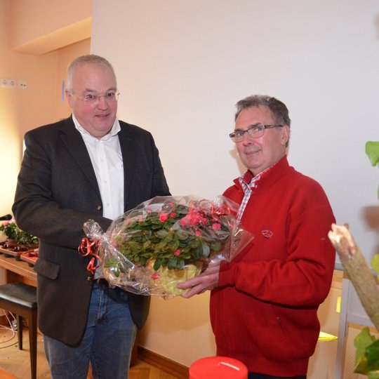 Josef Thöle (rechts) bedankte sich im Namen der Kolpingsfamilie Hollage bei Franz-Josef Landwehr. Foto: Claudia Sarrazin Josef Thöle (rechts) bedankte sich im Namen der Kolpingsfamilie Hollage bei Franz-Josef Landwehr. Foto: Claudia Sarrazin