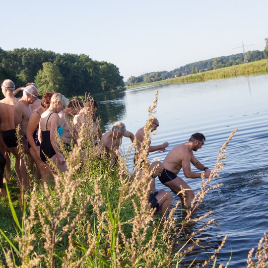 Die erste Herausforderung: Hinein ins 16 Grad kalte Kanalwasser. Die erste Herausforderung: Hinein ins 16 Grad kalte Kanalwasser.
