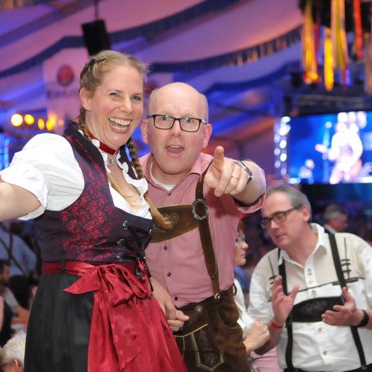 Ausgelassene Partystimmung auf dem Hollager Oktoberfest. Ausgelassene Partystimmung auf dem Hollager Oktoberfest.