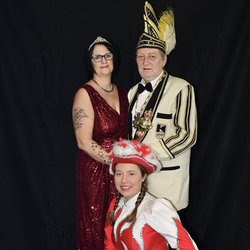 Seine Tollität Prinz Stefan II. und Ihre Lieblichkeit Prinzessin Ute II. (Stefan und Ute Vogelsang) mit Funkenmariechen Maja Torbecke. Prinz Stefan II. und Prinzessin Ute II. (Stefan und Ute Vogelsang) mit Funkenmariechen Maja Torbecke.
