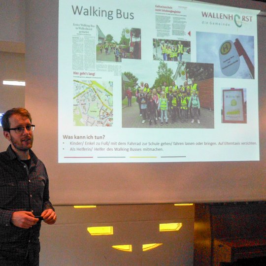 Wallenhorsts Klimaschutzmanager Stefan Sprenger stellt seine Arbeit den Hollager Kolping-Senioren vor. Wallenhorsts Klimaschutzmanager Stefan Sprenger stellt seine Arbeit den Hollager Kolping-Senioren vor.