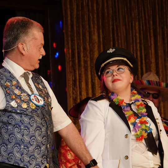 Bauchredner Ette hat Prinzessin Christin I. fest im Griff. Bauchredner Ette mit Prinzessin Christin I.