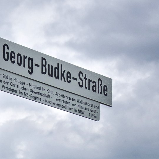 Nach Georg Budke ist in Hollage eine Straße benannt. Straßenschild Georg-Budke-Straße