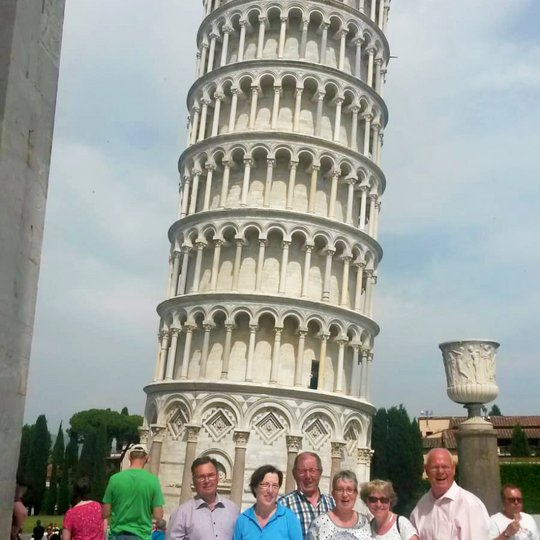 Einige Reiseteilnehmer vor dem schiefen Turm von Pisa. Einige Reiseteilnehmer vor dem schiefen Turm von Pisa.