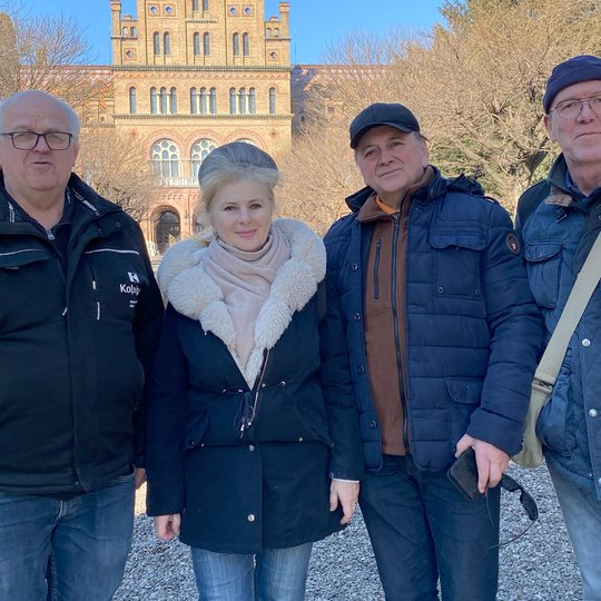 Hubert Wächter, Larissa und Ludwig Markuljak und Hubert Nöring (von links) vor der Universität in Czernowitz. Hubert Wächter, Larissa und Ludwig Markuljak und Hubert Nöring (von links) vor der Universität in Czernowitz.