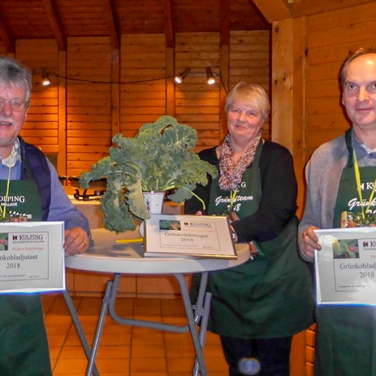 Das Grünkohlteam (von links): Adjutant Hubert Stühlmeyer, Grünkohlkönigin Gabriele Stühlmeyer und Adjutant Peter Glose. Das Grünkohlteam (von links): Adjutant Hubert Stühlmeyer, Grünkohlkönigin Gabriele Stühlmeyer und Adjutant Peter Glose.