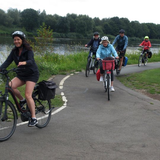 Auf dem Radweg an der Weser Auf dem Radweg an der Weser