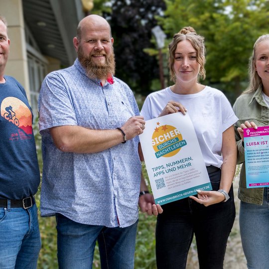 Carsten Kühl, Frank Weisemöller, Leonie Winter und Julia Schütte (von links) mit Hinweisplakaten auf die Schutzkonzepte, die beim Hollager Oktoberfest zum Einsatz kommen. Carsten Kühl, Frank Weisemöller, Leonie Winter und Julia Schütte (von links) mit Hinweisplakaten auf die Schutzkonzepte, die beim Hollager Oktoberfest zum Einsatz kommen.