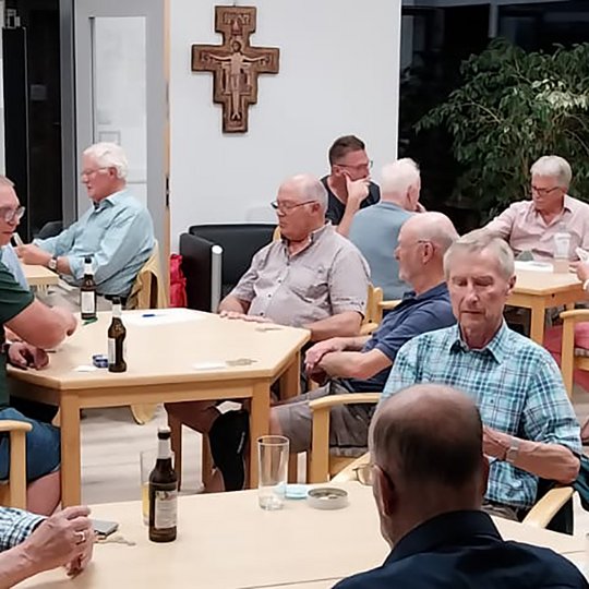 Konzentriert und gut gelaunt spielen die Teilnehmenden beim Kolping-Doppelkopfturnier. Konzentriert und gut gelaunt spielen die Teilnehmenden beim Kolping-Doppelkopfturnier.