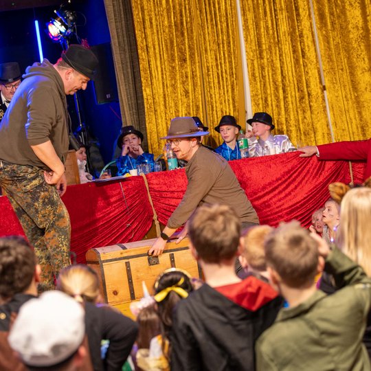 Am Ende der Schatzsuche mit Maik Hörnschemeyer und Michael Lührmann wartet eine Schatzkiste auf die Kinder. Maik Hörnschemeyer und Michael Lührmann offnen die Schatzkiste