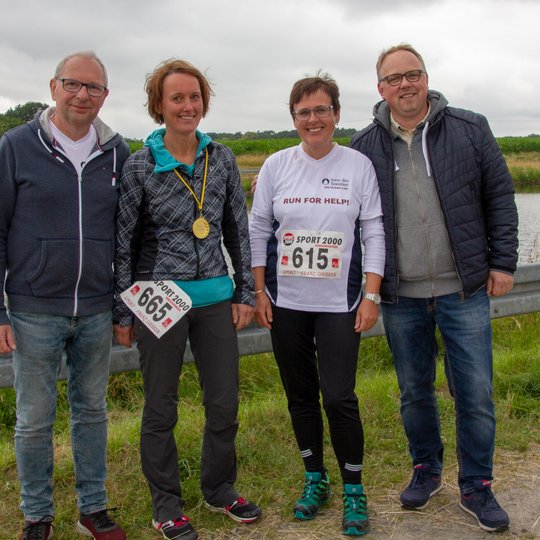 Christian Speer mit Siegerin Nicola Blum, Christel Kovermann von terre des hommes und Heiner Placke (von links). Christian Speer mit Siegerin Nicola Blum, Christel Kovermann von terre des hommes und Heiner Placke (von links).