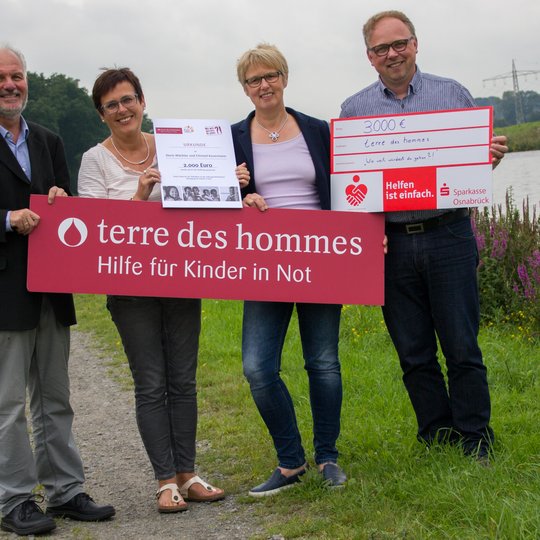 Wolf-Christian Ramm nimmt die Spenden von Christel Kovermann, Doris Wächter und Heiner Placke (von links) dankbar entgegen. Wolf-Christian Ramm nimmt die Spenden von Christel Kovermann, Doris Wächter und Heiner Placke (von links) dankbar entgegen.