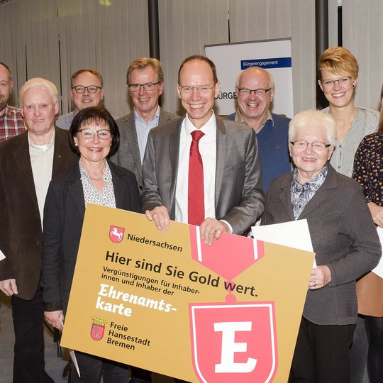 Landrat Michael Lübbersmann (Mitte) überreichte die Ehrenamtskarte in Wallenhorst an 64 Frauen und Männer – unter anderem an einige Aktive der Kolpingsfamilie Hollage. Foto: Uwe Lewandowski / Landkreis Osnabrück Landrat Michael Lübbersmann (Mitte) überreichte die Ehrenamtskarte in Wallenhorst an 64 Frauen und Männer – unter anderem an einige Aktive der Kolpingsfamilie Hollage. Foto: Uwe Lewandowski / Landkreis Osnabrück
