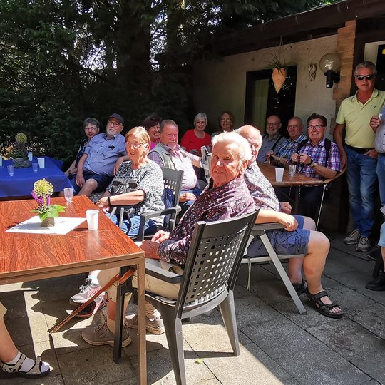 Die Wandergruppe bei der Pause in Brockhausen. Die Wandergruppe bei der Pause in Brockhausen.