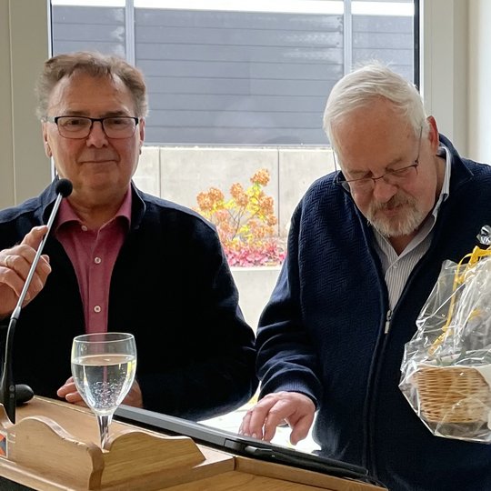 Josef Thöle (links) überreicht seitens der Kolpingsfamilie Hollage ein Präsent an Dr. Ansgar Erpenbeck. Josef Thöle (links) überreicht seitens der Kolpingsfamilie Hollage ein Präsent an Dr. Ansgar Erpenbeck.