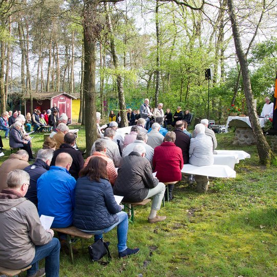 Die Kolpingsfamilie Hollage feierte anlässlich des Patronatsfestes einen Wortgottesdienst mit knapp 100 Gästen unter freiem Himmel. Die Kolpingsfamilie Hollage feierte anlässlich des Patronatsfestes einen Wortgottesdienst mit knapp 100 Gästen unter freiem Himmel.