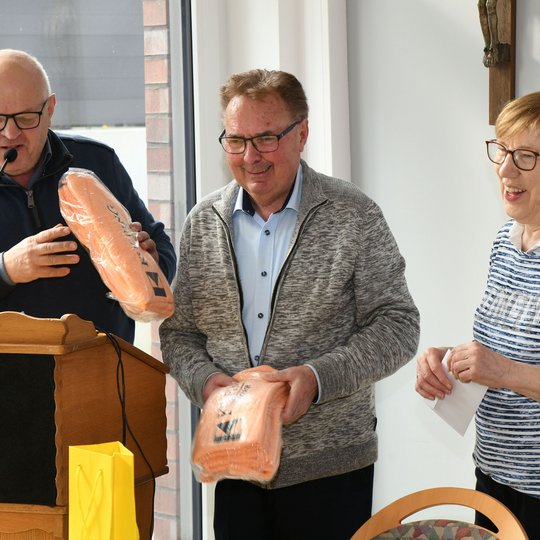 Hubert Wächter überreicht Kolping-Badetücher an Josef und Ursula Thöle. Hubert Wächter überreicht Kolping-Badetücher an Josef und Ursula Thöle.