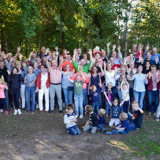 Der älteste Familienkreis der Kolpingsfamilie Hollage feiert mit drei Generationen sein 40-jähriges Jubiläum an der Hollager Mühle. Der älteste Familienkreis der Kolpingsfamilie Hollage feiert mit drei Generationen sein 40-jähriges Jubiläum an der Hollager Mühle.