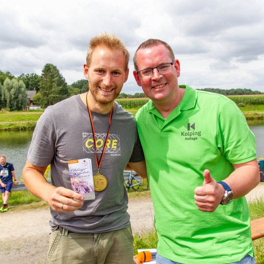 Erreichte als Erster das Ziel: Julius Pilatus (links) mit Organisator Alexander Kühl. Erreichte als Erster das Ziel: Julius Pilatus (links) mit Organisator Alexander Kühl.
