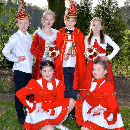 Prinz David I. (Schnieder) und Prinzessin Stina I. (Klein) mit ihrem Adjutantenpaar Tim Vogelsang und Annika Siltmann sowie den Funkenmariechen Pia Luisa Strößner und Lilith Wesselkamp Prinz David I. (Schnieder) und Prinzessin Stina I. (Klein) mit ihrem Adjutantenpaar Tim Vogelsang und Annika Siltmann sowie den Funkenmariechen Pia Luisa Strößner und Lilith Wesselkamp