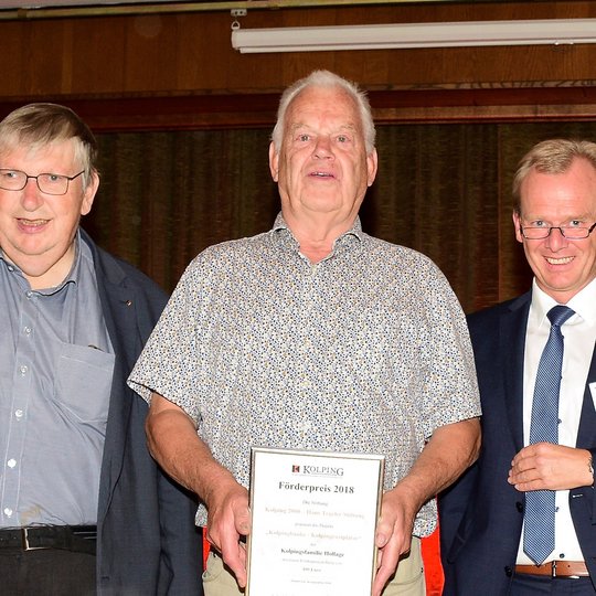 Diözesanpräses Reinhard Molitor (links) und Diözesanvorsitzender Norbert Frische (rechts) überreichen Manfred Haustermann die Auszeichnung der Hans-Tegeler-Stiftung. Diözesanpräses Reinhard Molitor (links) und Diözesanvorsitzender Norbert Frische (rechts) überreichen Manfred Haustermann die Auszeichnung der Hans-Tegeler-Stiftung.