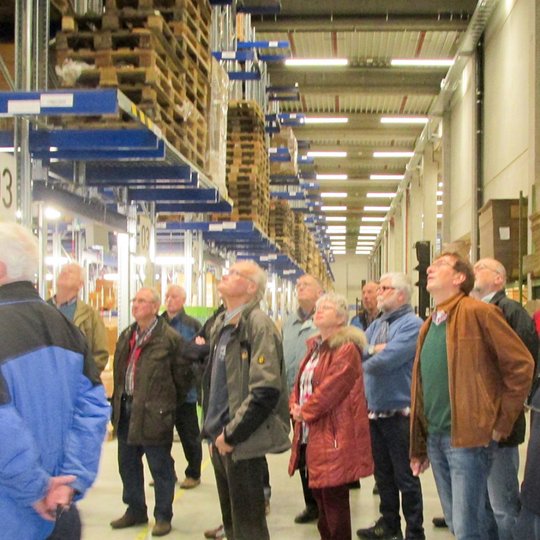 Björn Schütte (links) präsentiert den Gästen der Kolpingsfamilie Hollage die 13.000 Quadratmeter große Lagerhalle. Björn Schütte (links) präsentiert den Gästen der Kolpingsfamilie Hollage die 13.000 Quadratmeter große Lagerhalle.