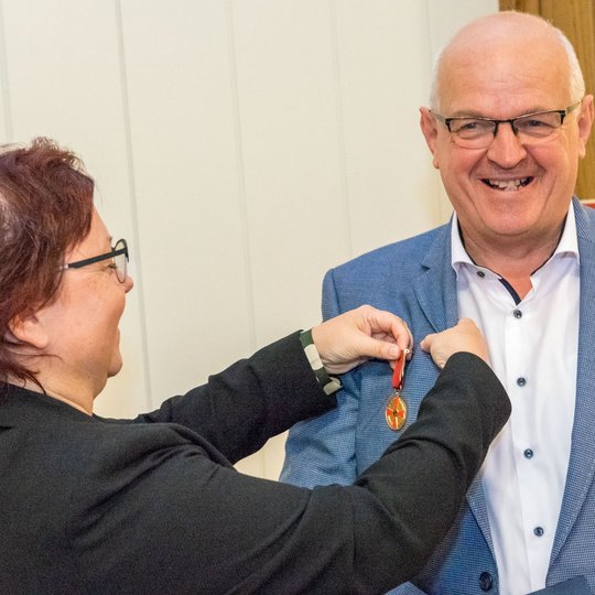 Bärbel Rosensträter überreicht Hubert Wächter die Verdienstmedaille. Bärbel Rosensträter überreicht Hubert Wächter die Verdienstmedaille.