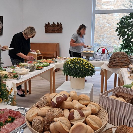 Die Kolpingsfamilie Hollage serviert ihren „60plus“-Mitgliedern ein reichhaltiges Frühstücksbüfett. Die Kolpingsfamilie Hollage serviert ihren „60plus“-Mitgliedern ein reichhaltiges Frühstücksbüfett.