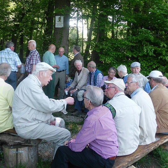 Ein Teil der Gruppe bei der Rast am Kolping-Eck. Ein Teil der Gruppe bei der Rast am Kolping-Eck.
