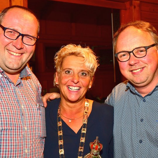 KKC-Sitzungspräsident Ansgar Speer (links) und Heiner Placke, Vorsitzender der Kolpingsfamilie Hollage, gratulieren Prinzessin Ute Brünger zur Wahl. KKC-Sitzungspräsident Ansgar Speer (links) und Heiner Placke, Vorsitzender der Kolpingsfamilie Hollage, gratulieren Prinzessin Ute Brünger zur Wahl.