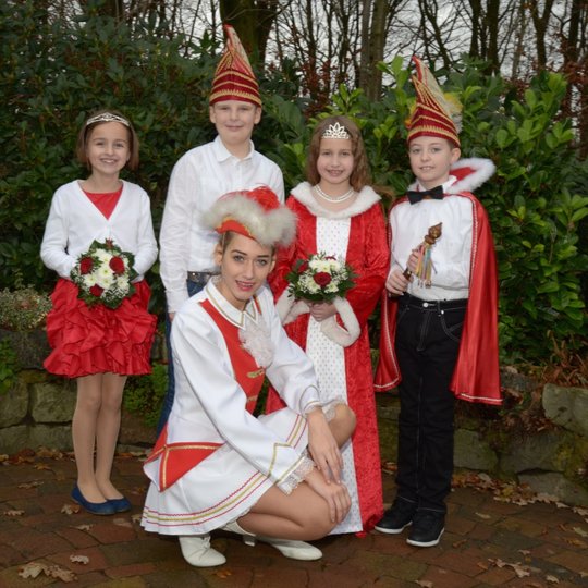 Seine Tollität Prinz Martin I. und Ihre Lieblichkeit Prinzessin Maleen I. (Martin Weisemöller und Maleen Hampel) mit ihrem Adjutantenpaar (links) Leni Fehlhauer und Bennett Brockmeyer sowie Funkenmariechen Sophia Bergmann Seine Tollität Prinz Martin I. und Ihre Lieblichkeit Prinzessin Maleen I. (Martin Weisemöller und Maleen Hampel) mit ihrem Adjutantenpaar (links) Leni Fehlhauer und Bennett Brockmeyer sowie Funkenmariechen Sophia Bergmann