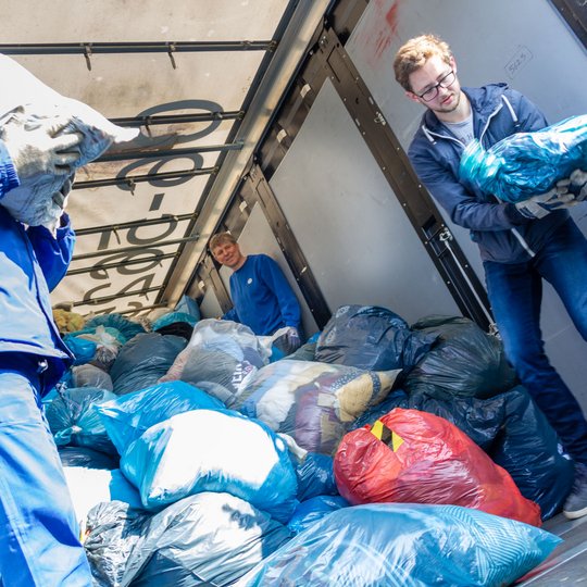 Fleißige Helfer der Kolpingsfamilie Hollage beim Verladen der gesammelten Altkleider in den Transport-Lkw. Fleißige Helfer beim Verladen der gesammelten Altkleider in den Transport-Lkw.