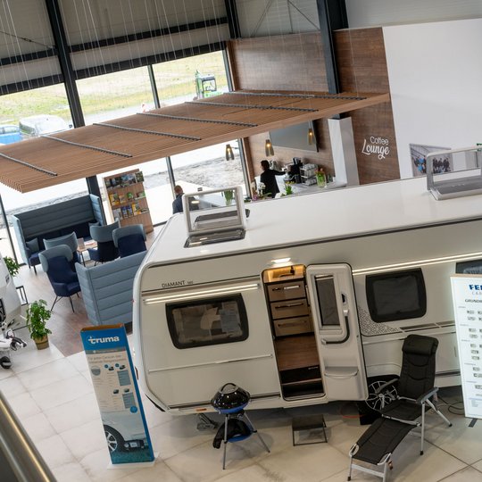 Blick in den hellen und offenen Showroom von Freizeit & Caravan Gode. Blick in den hellen und offenen Showroom von Freizeit & Caravan Gode.