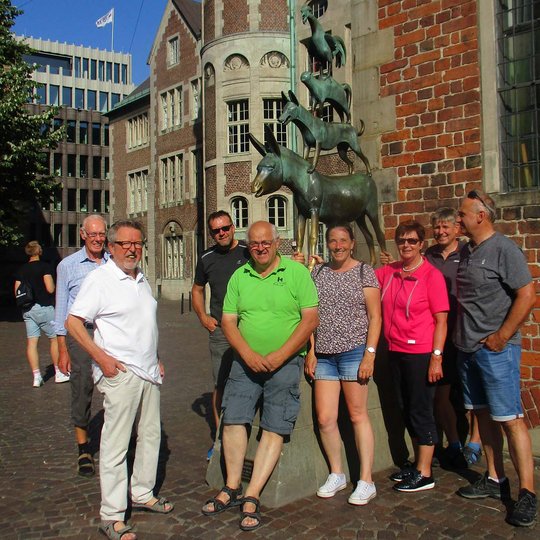 Ziel erreicht: ein Teil der Gruppe vor den Bremer Stadtmusikanten. Ziel erreicht: ein Teil der Gruppe vor den Bremer Stadtmusikanten.