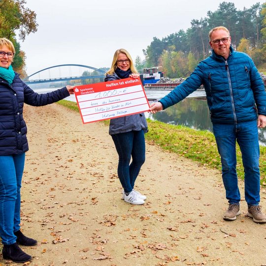 Heiner Placke und Steffi Hörnschemeyer überreichen den Spendenscheck an Doris Wächter (links). Spendenscheck-Übergabe