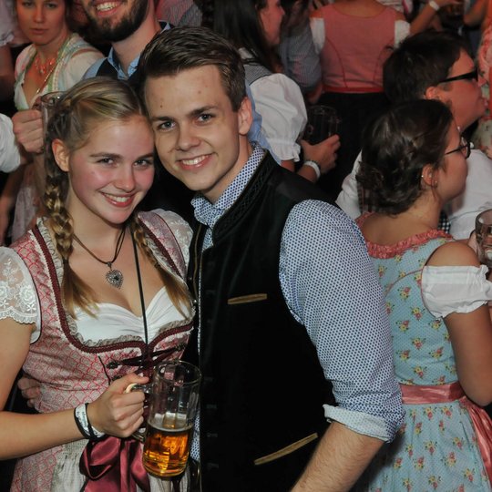 Stilecht – und zumeist hochwertig – gekleidet: Für die Gäste gehört das passende Outfit selbstverständlich zum Besuch des Hollager Oktoberfestes dazu. Stilecht – und zumeist hochwertig – gekleidet: Für die Gäste gehört das passende Outfit selbstverständlich zum Besuch des Hollager Oktoberfestes dazu.