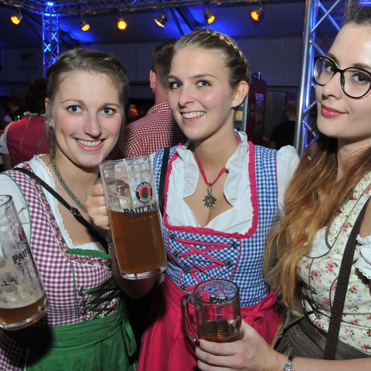Stilecht gekleidet hatten die Besucher des Hollager Oktoberfestes viel Spaß im weiß-blauen Festzelt. Stilecht gekleidet hatten die Besucher des Hollager Oktoberfestes viel Spaß im weiß-blauen Festzelt.