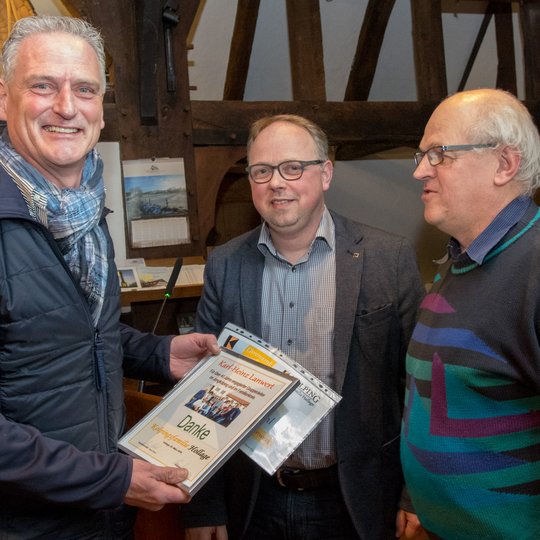 Karl-Heinz Lanwert nimmt eine Urkunde und einen Gutschein von Heiner Placke und Hubert Wächter (von links) entgegen. Karl-Heinz Lanwert nimmt eine Urkunde und einen Gutschein von Heiner Placke und Hubert Wächter (von links) entgegen.